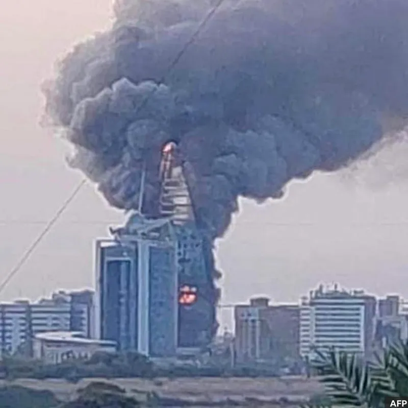ဆူဒန်နိုင်ငံ ခါတွန်မြို့လယ်ရှိ အထင်ကရ (၁၈)ထပ်ရှိ အဆောက်အဦးတစ်ခု တိုက်ခိုက်ခံရပြီး မီးလောင်