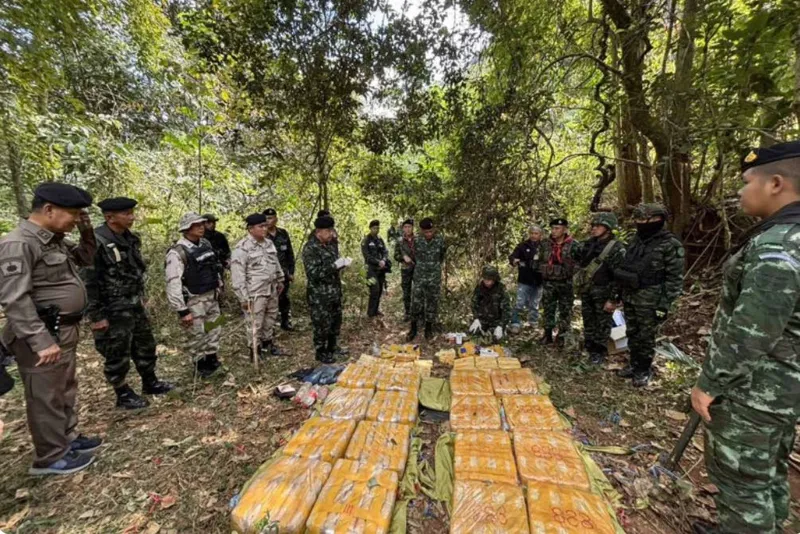 မြန်မာနယ်စပ်အနီး အပြန်အလှန်ပစ်ခတ်မှုဖြစ်ပွားပြီးနောက် မူးယစ်ဆေးပြား ၂ ဒသမ ၅သန်းကို ထိုင်းစစ်သားများ ဖမ်းဆီးရမိ   