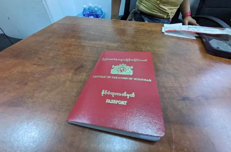 စင်္ကာပူတွင် နေထိုင်သော မြန်မာနိုင်ငံသားအချို့၏ နိုင်ငံကူးလက်မှတ်များကို စစ်ကောင်စီပယ်ဖျက်