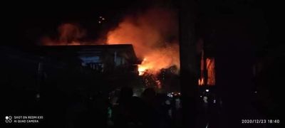 မင်းပြားမြို့တွင် ကုန်စုံဆိုင်တစ်ဆိုင်မီးလောင်မှုဖြစ်ပွားပြီး အနီးအနားအိမ်များသို့ မီးကူးစက်နေ