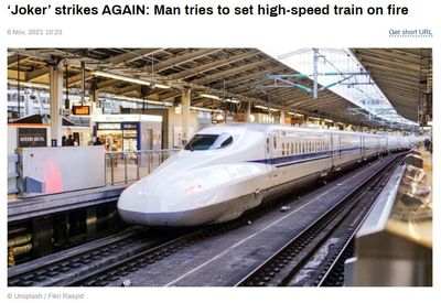 တိုကျိုတွင် ဂျိုကာကဲ့သို့ ဝတ်ဆင်ထားသူတစ်ဦး ကျည်ဆန်ရထားပေါ်တွင် ဓါတ်ဆီလောင်း၍ မီးတင်ရှို့ရန် ကြိုးပမ်း