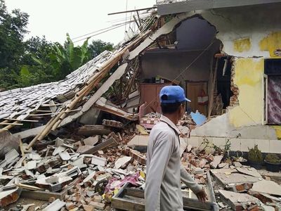 အင်ဒိုနီးရှား ငလျင်ကြောင့် လူ ၅၆ ဦး သေဆုံးပြီး နေအိမ်များ ပျက်စီး