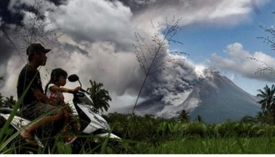 အင်ဒိုနီးရှား မီရာပီ မီးတောင်ပေါက်ကွဲ အနီးဝန်းကျင်ရှိ ရွာများ ပြာများဖုံးလွှမ်းခဲ့