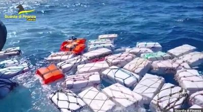 ပင်လယ်ထဲမျောနေသည့် ကန်ဒေါ်လာ ၄၄၀ သန်း တန်ဖိုးရှိသည့် ဆေးခြောက်ထုပ်များကို အီတလီရဲများက တွေ့ရှိသိမ်းဆည်း