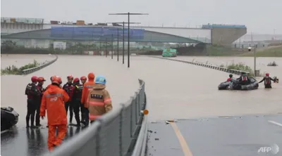 တောင်ကိုးရီးယား၌ မိုးသည်းထန်စွာ ရွာသွန်းပြီး ရေလွှမ်းမိုးမှု နှင့် မြေပြိုမှုများဖြစ်ပေါ် (လူပေါင်း ၂၀ကျော်သေဆုံးပြီး ဘတ်စ်ကားအချို့ လှိုဏ်ခေါင်းအတွင်းနစ်မြုပ်)