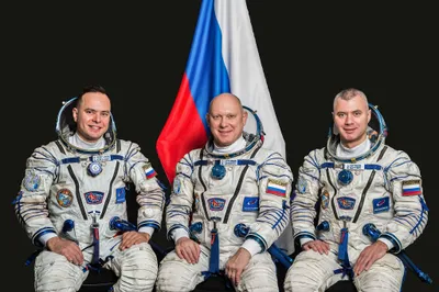 အမေရိကန်အာကာသယာဉ်မှူးတစ်ဦးနှင့် ရုရှားအာကာသယာဉ်မှူး နှစ်ဦးတို့ ကမ္ဘာမြေပေါ်သို့ ပြန်လည်ဆင်းသက်