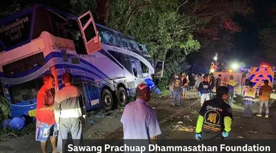 ထိုင်းနိုင်ငံ၌  ခရီးသည်တင် နှစ်ထပ်ဘတ်စ်ကားတစ်စီး လမ်းဘေးသစ်ပင်ကို ဝင်တိုက်ပြီး တိမ်းမှောက် ခရီးသည် (၁၄)ဦး သေဆုံး