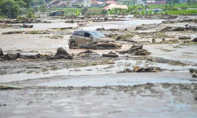 အင်ဒိုနီးရှားတွင် ရေကြီးမှုကြောင့် သေဆုံးသူ ၅၂ ဦး ထိတိုးလာ လူ ၁၇ ဦးပျောက်ဆုံးနေပြီး၊ လူပေါင်း ၃၀၀၀ ကျော်ကို ဘေးလွတ်ရာသို့ ရွှေ့ပြောင်းပေးထားရ 