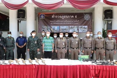 ထိုင်း -မြန်မာနယ်စပ်တွင် ဖမ်းဆီးမိခဲ့သည့် လူသုံးဦး၊ လက်နက် ၁၂လက်နှင့်ပတ်သက်ပြီး ထိုင်းအာဏာပိုင်များက သတင်းစာရှင်းလင်းပွဲပြုလုပ်