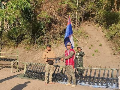 သင်တန်းဆင်းကော်ဘရာစစ်ကြောင်းကို NUG ကသေနတ်အလက် ၅၀ ပေးအပ်