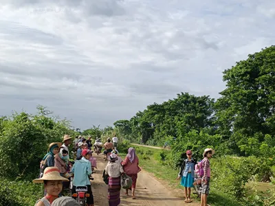 စစ်ကိုင်းတိုင်း ခင်ဦးမြို့ နယ်က ကျေးရွာများကို စစ်ကောင်စီတပ်များ နေ့စဥ်ရက်ဆက် စစ်ကြောင်းထိုးမှုကြောင့် ဒေသခံ သောင်းနှင့်ချီပြီး ထွက်ပြေးတိမ်းရှောင်နေကြ 