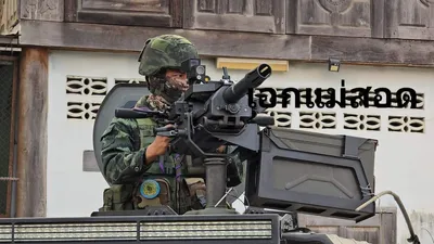 ထိုင်း-မြန်မာ နယ်စပ်တစ်လျှောက် ထိုင်းစစ်တပ်က လက်နက်ကြီးများ၊ စက်သေနတ်တင် စစ်သုံးကားများဖြင့် လုံခြုံရေးတိုးမြှင့်ထားပြီး မြဝတီဘက်ခြမ်းကို အသင့်အနေအထားဖြင့် စောင့်ကြည့်နေ