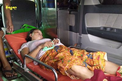 သေနတ်ဒဏ်ရာရရှိခဲ့သည့် ကျောက်တော်မှအမျိုးသမီးနှစ်ဦး ဆေးကုသမှု ခံယူရန် စစ်တွေဆေးရုံကြီးသို့ရောက်ရှိလာ