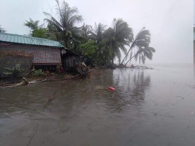 ပေါက်တောမြို့နယ် သဲခုံကျေးရွာတွင် မြစ်ရေတိုက်စားမှုကြောင့် အိမ်အချို့ပျက်စီး