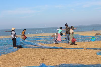 ငါးစျေးမရ၍ ရခိုင်ရေလုပ်သားများ စီးပွားရေးအခက်တွေ့