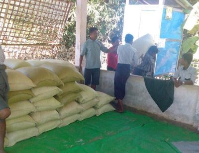 ကိုဗစ်ကာလအတွင်း စားဝတ်နေရေး အခက်ခဲဖြစ်နေသော ကမန်ကျေးရွာများကို ဆန်အိတ်များလှူဒါန်း
