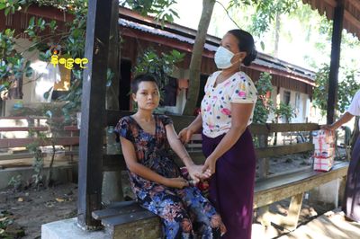 ရန်ကုန်မြို့သို့ ဆေးကုသမှုခံယူရန် မသွားရောက်နိုင်၍ ဦးခေါင်းကျည်စထိမှန်ခဲ့သည့် မနှင်းယုလှိုင်အတွက်စိုးရိမ်ကြောင်း မိသားစုများပြောဆို
