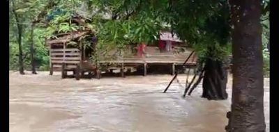 သံတွဲမြို့အဝေးပြေးကားဝင်းနှင့်အနိမ့်ပိုင်းရပ်ကွက်များတွင် မိုးအဆက်မပြတ်ရွာသွန်းမှုကြောင့် ချောင်းရေတက်ပြီး ရေကြီးမှုဖြစ်ပေါ်နေ