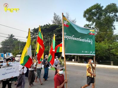 စစ်တွေတွင် စစ်တပ်မိသားစုဝင်များ ဦးဆောင်၍ စစ်တပ်ထောက်ခံပွဲပြုလုပ်