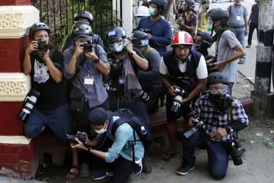ဖမ်းဆီးခံထားရသည့် မြန်မာသတင်းသမားများအားလုံးကို လွှတ်ပေးရန် နိုင်ငံတကာသံရုံးများ တောင်းဆို