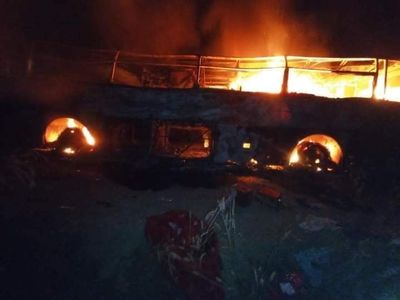 အမ်းတွင် ခရီးသည်တင်ကား ၁ စီး ဝါယာရှော့ခ်ဖြစ်၍ မီးလောင်မှုဖြစ်၊ ခရီးသည်များ၏ကုန်များအားလုံး ပျက်စီး