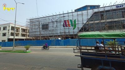 စစ်တွေမြို့တွင်တည်ဆောက်နေသည့် May Yu Shopping Complex မှာ လက်ရှိ ၉၀ ရာနှုန်းပြီးစီးနေပြီဖြစ်ကာ လာမည့်သီတင်းကျွတ်တွင် ဖွင့်လှစ်နိုင်မည်ဟုဆို