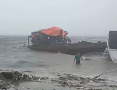 မိုးသက်လေပြင်းကြောင့် မြေပုံမြို့နယ်တွင် ငါးဖမ်းစက်လှေ ၈စီးနစ်မြုပ်၊ လူအသေအပျောက်မရှိခဲ့ဟုဆို