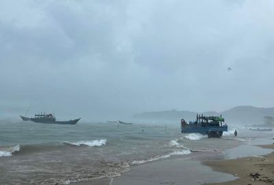 မိုးသက်လေပြင်း ရုတ်တရက်တိုက်ခတ်မှုကြောင့် မြေပုံမြို့နယ်တွင် စက်လှေ ၁၉စီး အထိနစ်မြုပ်၊ လူအသေအပျောက်မရှိခဲ့