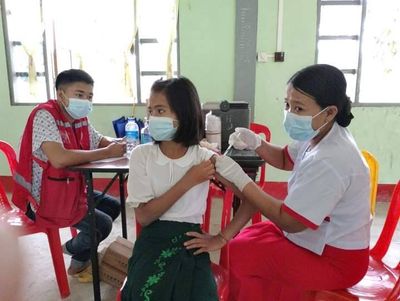ရခိုင်တွင် မူလတန်းကျောင်းသား ၃ သိန်းကျော်ကို ကိုဗစ်ကာကွယ်ဆေး စတင်ထိုးပေးနေ