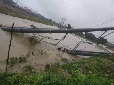 ကျောက်ဖြူတွင် မိုးကြီး၍ဓာတ်တိုင်ပြိုလဲရာမှ တစ်မြို့လုံး လျှပ်စစ်မီးပြတ်တောက်နေ