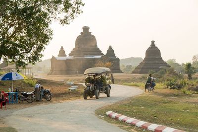 ညည့်အချိန် စစ်တပ်ကမြောက်ဦးမြို့ထဲ ဝင်ရောက်ပစ်ခတ်ရာတွင် လက်နက်ကြီးကျည်ကျ၍ ပျက်စီးမှုတချို့ရှိ၊ မြို့ထဲကနေရာတချို့တွင် လမ်းသွားလမ်းလာများကိုစစ်ဆေးမှုများရှိနေ