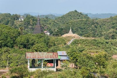 မြောက်ဦးမြို့ပတ်ပတ်လည်ရှိတောင်များတွင် စစ်ကောင်စီတပ်စခန်းချပြီးဓာတ်ဆီဘူးများကိုဆောင်ထားခြင်းမှာ တိုက်ပွဲဖြစ်ပွားပါကမြောက်ဦးကိုမီးရှို့ရန်ရည်ရွယ်ထားပုံရသည်ဟု စစ်ရေးလေ့လာအကဲခတ်သူ တစ်ဦးပြောဆို