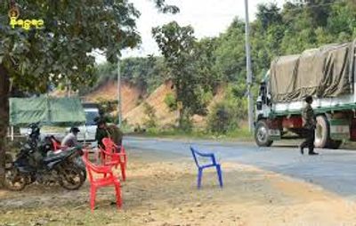 ကျောက်တော်က ပို့ဆောင်သည့် စစ်တပ်ရိက္ခာကား ၂စီးကို အေအေလမ်းကဖြတ်တောက်သိမ်းယူ