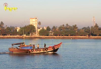 စစ်တွေတွင် နယ်မှလာသည့်ခရီးသည်တင်စက်လှေ ၉စီးကိုဖမ်းပြီး စက်လှေတစ်စီးစီမှ လူတစ်ဦးကျစီကို စစ်တွေအမှတ်(၁) ရဲစခန်းတွင်ချုပ်နှောင်ထား