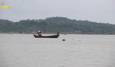 ပေါက်တောမြို့နယ်တွင် ငါးဖမ်းသမားတစ်ဦး၏လှေပေါ်မှ ဟွန်ဒါစက်အား လူတစ်စုက အကြမ်းဖက်လုယူမှုဖြစ်ပွား