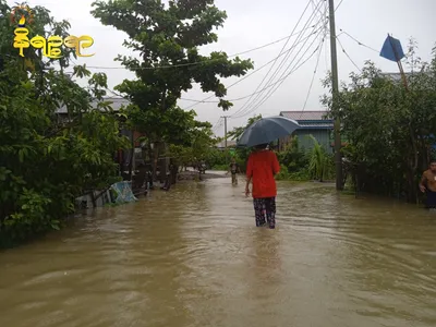 မုန်တိုင်းအရှိန်ကြောင့် မိုးကြီးပြီး သံတွဲနှင့်တောင်ကုတ်မြို့ပေါ်ရပ်ကွက်တချို့ သို့ ချောင်းရေများဝင်ရောက်လာ