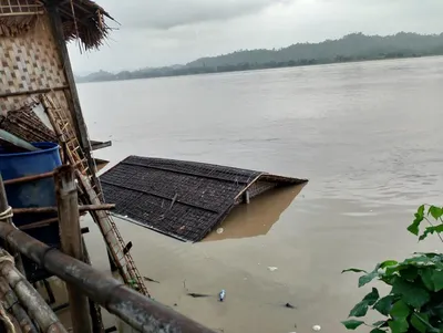 လေးမြို့မြစ်ရေမြင့်တက်လာနေသဖြင့် မြစ်ကမ်းတစ်လျှောက်ရှိ မြေနိမ့်ပိုင်းမှ အိမ်များကိုအရေးပေါ် ရွှေ့ပြောင်းနေရ