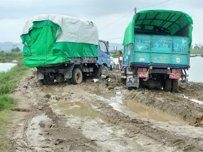 အငူမော်-မောင်တော ကားလမ်း ဆိုးဝါးစွာပျက်စီးလာနေ၍ ကုန်ကားအချို့ ကုန်ပို့မှု ရပ်ထားရ