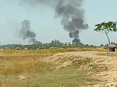 စစ်ကောင်စီ၏ လက်နက်ကြီးကျည်များ ကျရောက်ပေါက်ကွဲ၍ ပေါက်တောမြို့ မီးထပ်လောင်နေ