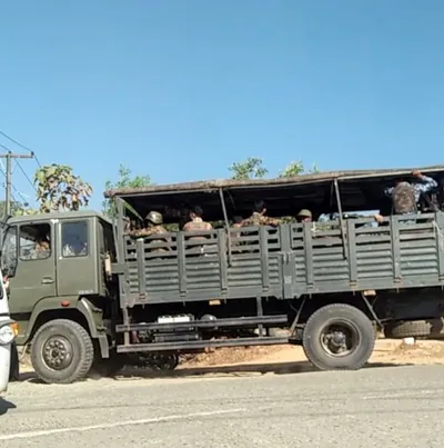 စစ်တွေတွင် စစ်ကားတစ်စီးတိမ်းမှောက်၍ စစ်သား ၄ ဦးဒဏ်ရာရ 