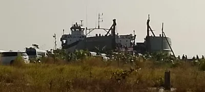 စစ်တွေမြို့မှ စစ်ကောင်စီဌာနဆိုင်ရာနှင့် ပုဂ္ဂလိကပိုင်အိမ်စီးကားများကို ရန်ကုန်သို့ သင်္ဘောကြီးဖြင့် ရွှေ့ပြောင်း