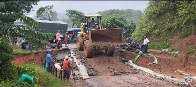 စစ်ကောင်စီထိန်းချုပ်ဆဲ ဂွမြို့နယ်တွင် ဂွ-ဧရာဝတီကားလမ်း ပျက်စီးနေမှု ဒေသခံများ ကိုယ်ထူကိုယ်ထပြုပြင်နေရ