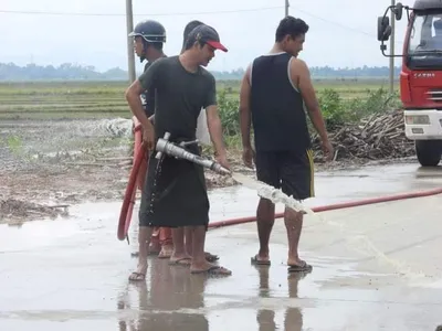 ရေကြီးမှုကြောင့် မြောက်ဦး - မင်းပြားကားလမ်းမတွင် တင်ကျန်ခဲ့သည့် အမှိုက်သရိုက်များကို AA က သန့်ရှင်းရေးပြုလုပ်