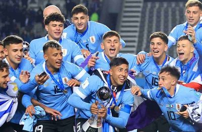 အသက် ၂၀ အောက် ကမ္ဘာ့ဖလားဘောလုံးပြိုင်ပွဲ အီတလီကို (၁-၀) ဖြင့် အနိုင်ရပြီး ဥရုဂွေး ချန်ပီယံဖြစ်လာ