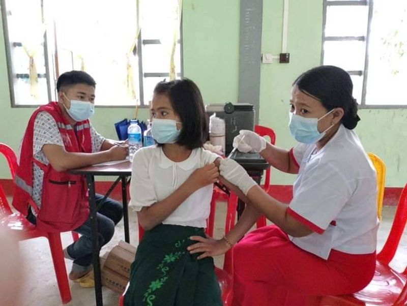 ရခိုင်တွင် မူလတန်းကျောင်းသား ၃ သိန်းကျော်ကို ကိုဗစ်ကာကွယ်ဆေး စတင်ထိုးပေးနေ