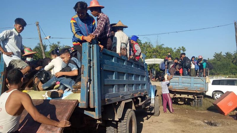 စားဝတ်နေရေးအကျပ်အတည်းကြောင့် ရခိုင်စစ်ဘေးရှောင်စခန်းများက လူငယ်လူရွယ်များအိမ်နီးချင်းနိုင်ငံများသို့ အလုပ်လုပ်ရန်ထွက်ခွာမှုများပြားလာ